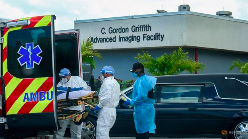 Nhân viên y tế vận chuyển một người chết vì COVID-19 ở Florida. (Ảnh: Reuters)