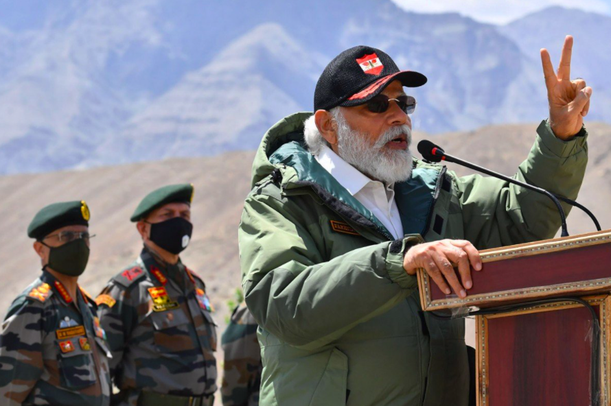Thủ tướng Ấn Độ Narendra Modi phát biểu trước các binh lính trong chuyến thăm Ladakh ngày 3/7. (Ảnh: AP)