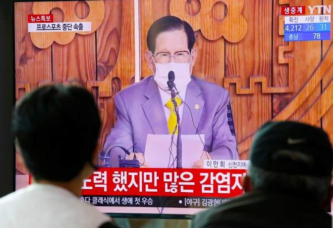 Người Hàn Quốc xem buổi họp báo qua truyền hình của giáo chủ Tân Thiên Địa hồi tháng 2. (Ảnh: Yonhap)