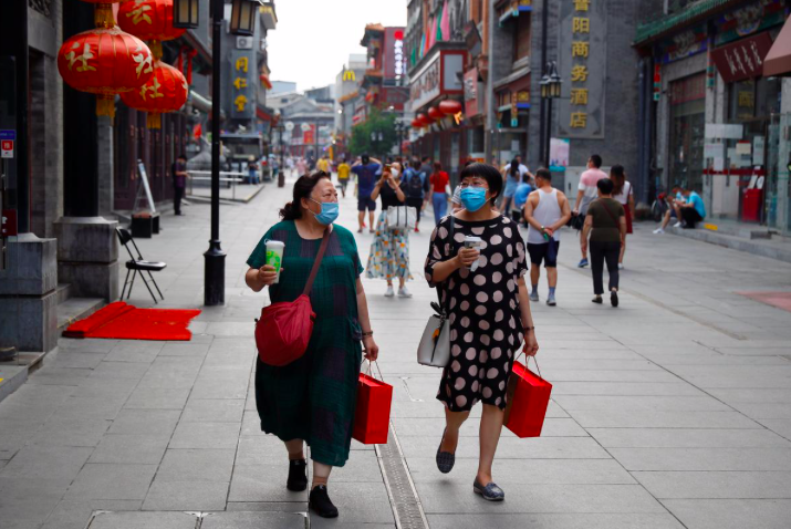 Người dân Bắc Kinh, Trung Quốc, đeo khẩu trang khi đi trên phố ngày 30/7. (Ảnh: Reuters)