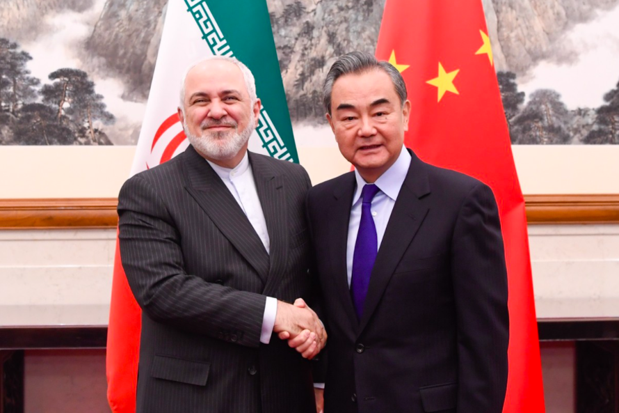 Ngoại trưởng Trung Quốc Vương Nghị (phải) và người đồng cấp Iran Javad Zarif trong cuộc gặp tại Bắc Kinh vào tháng 1 năm nay. (Ảnh: Xinhua)