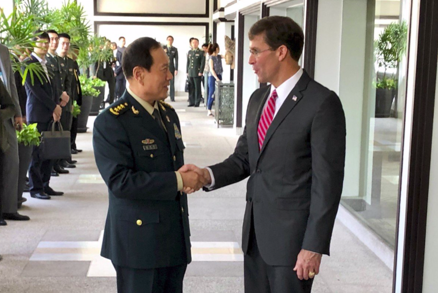 Bộ trưởng Quốc phòng Mỹ Mark Esper gặp người đồng cấp Trung Quốc Nguỵ Phượng Hoà tại Bangkok, Thái Lan, hồi tháng 11/2019. (Ảnh: AP)