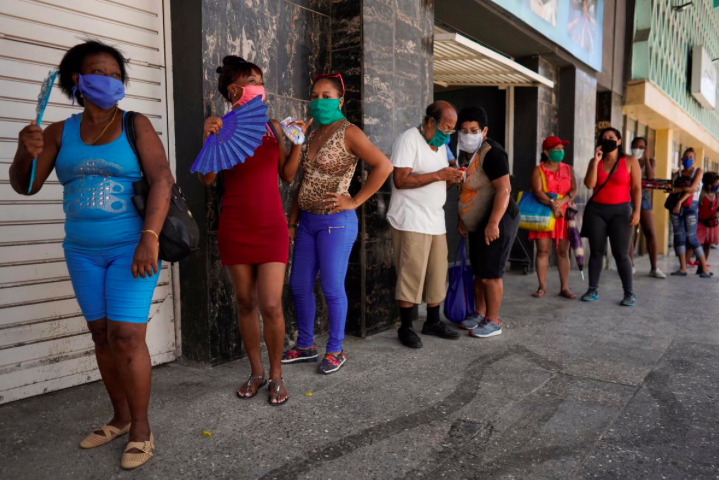 Người dân Cuba xếp hàng mua lương thực ở Havana ngày 8/8. (Ảnh: Reuters)