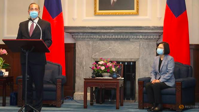 Bộ trưởng Y tế Mỹ Alex Azar (trái) và nhà lãnh đạo Đài Loan Thái Anh Văn trong cuộc họp báo sáng 10/8. (Ảnh: Reuters)