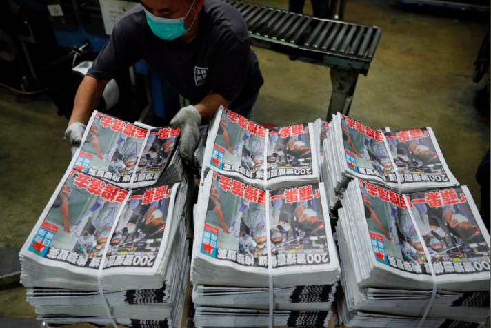 Apple Daily in hình ông chủ của họ bị còng tay và lời tuyên bố "quyết chiến" trên trang chủ của số ra hôm nay. (Ảnh: Reuters)