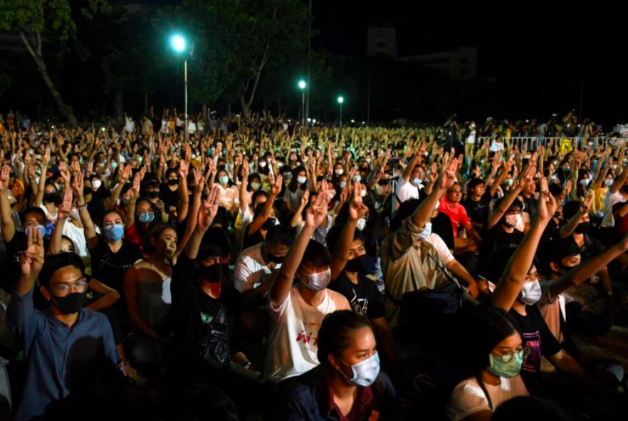 Khoảng 3.000-4.000 người biểu tình tại ĐH Thammasats tối 10/8. (Ảnh: Reuters)