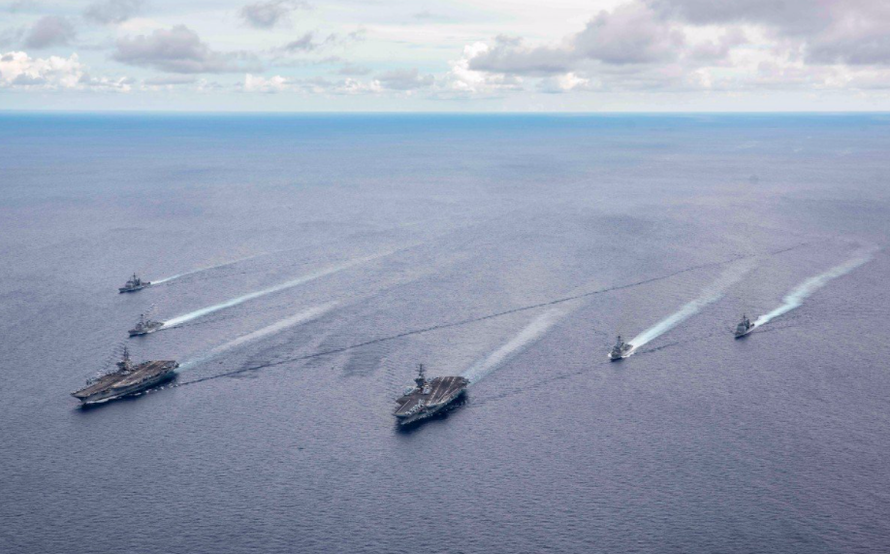Tàu khu trục tên lửa USS Dewey của Mỹ và tàu JS Izumo của Nhật trong một chuyến đi qua biển Đông năm 2017. (Ảnh: US Navy)