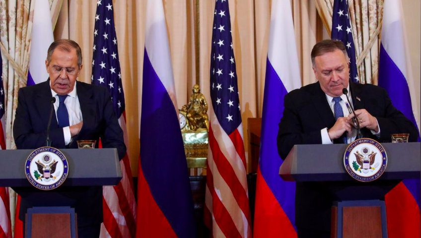 Ngoại trưởng Mỹ Mike Pompeo (trái) trong cuộc họp báo chung với người đồng cấp Nga Sergei Lavrov tại Wasington vào tháng 12/2019. (Ảnh: Reuters)
