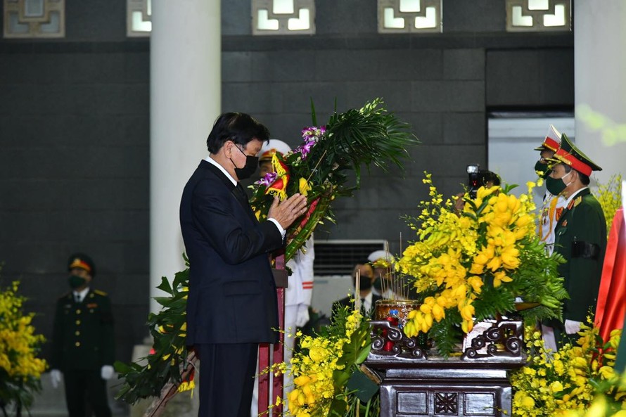 Thủ tướng Lào Thongloun Sisoulith viếng nguyên Tổng Bí thư Lê Khả Phiêu. (Ảnh: Như Ý)