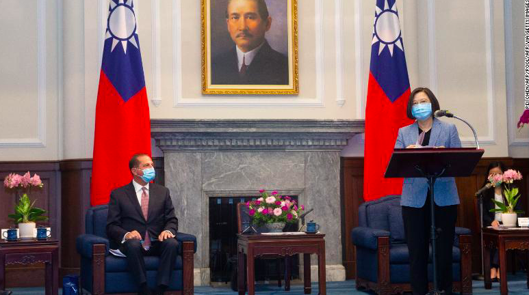Bộ trưởng Y tế Mỹ Alex Azar (trái) và nhà lãnh đạo Đài Loan Thái Anh Văn trong cuộc họp báo chung tại Đài Bắc ngày 10/8. (Ảnh: CNN)