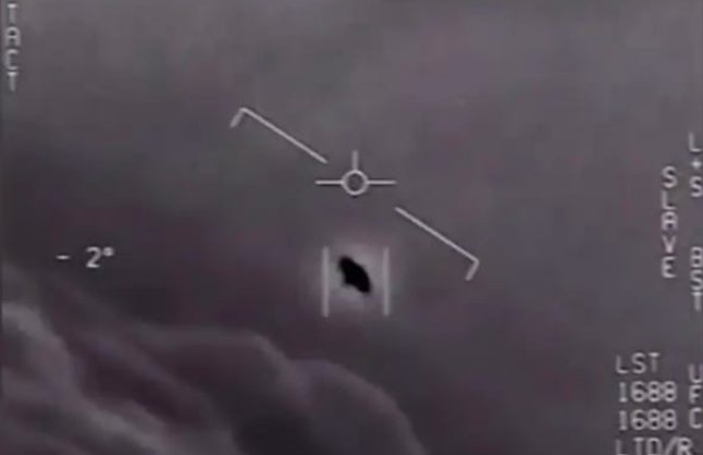 Hình ảnh một vật thể không xác định được ghi hình trong video năm 2004. (Ảnh: CNN)