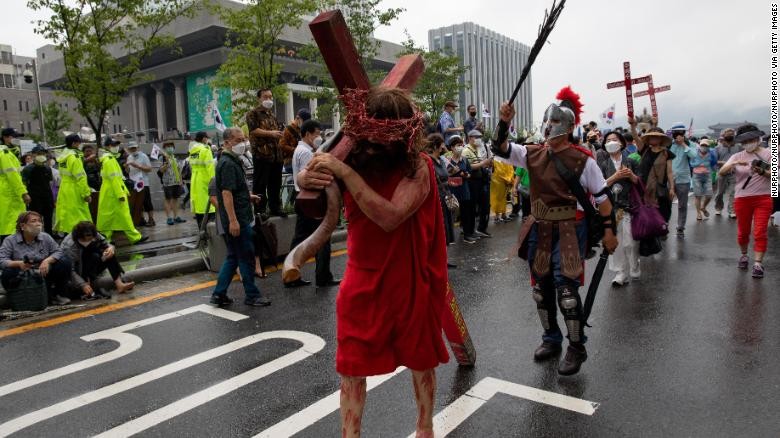 Người biểu tình hóa trang thành Chúa Jesus trong cuộc tuần hành trước Nhà Xanh ngày 15/8. (Ảnh: CNN)