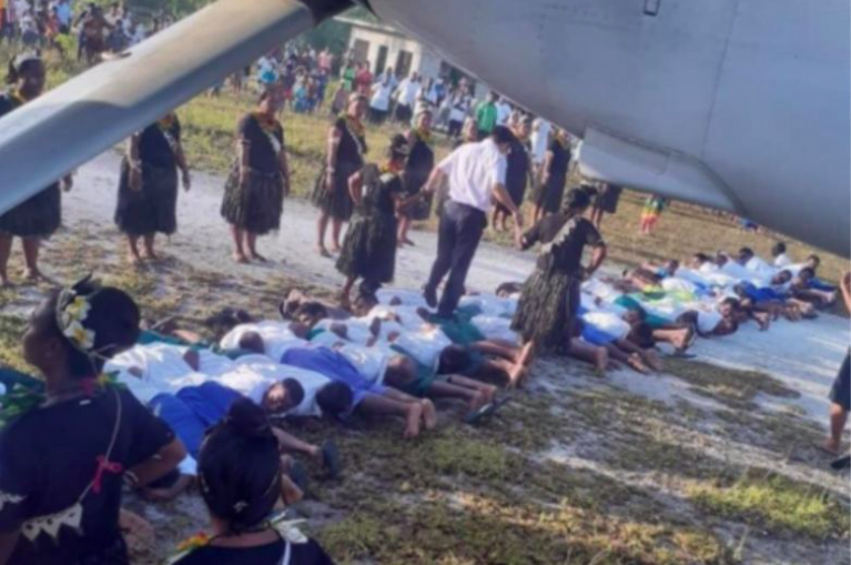 Bức ảnh được đưa lên mạng cho thấy đại sứ Trung Quốc đang đi trên lưng hàng người đang nằm sấp.