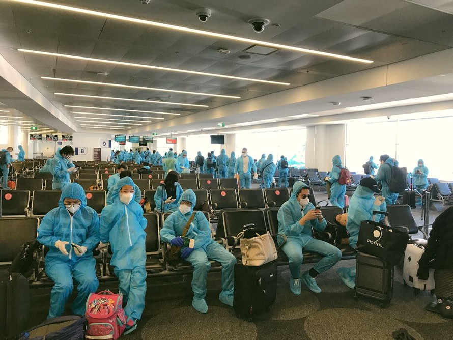 Các hành khách từ Úc chuẩn bị lên chuyến bay về nước. (Ảnh: Mofa)