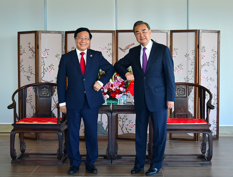 Phó Thủ tướng Phạm Bình Minh và Bộ trưởng Ngoại giao Trung Quốc Vương Nghị tại cuộc gặp nhân lễ kỷ niệm. (Ảnh: Mofa)