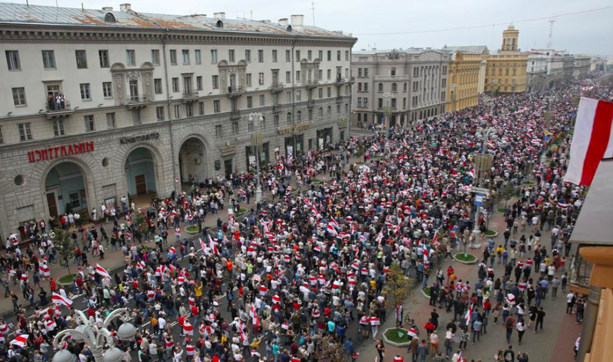 Hàng trăm ngàn người Belarus tiếp tục biểu tình ở thủ đô Minsk ngày 23/8. (Ảnh: Reuters)