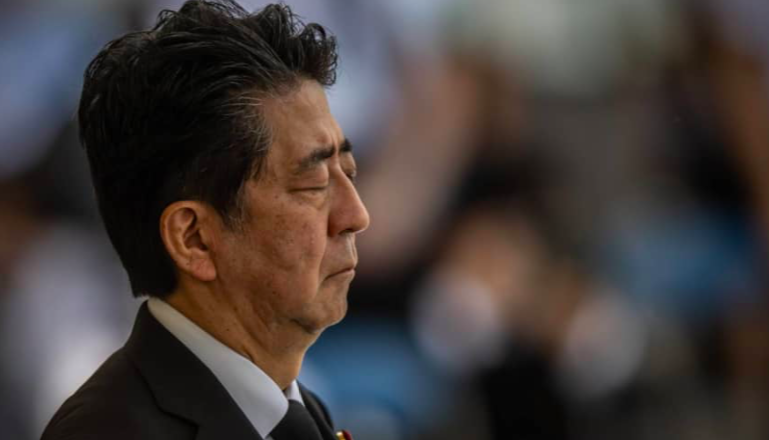 Thủ tướng Abe Shinzo trông tiều tuỵ sau thời gian làm việc vất vả để xử lý các vấn đề do đại dịch COVID-19 gây ra. (Ảnh: Japan Times)