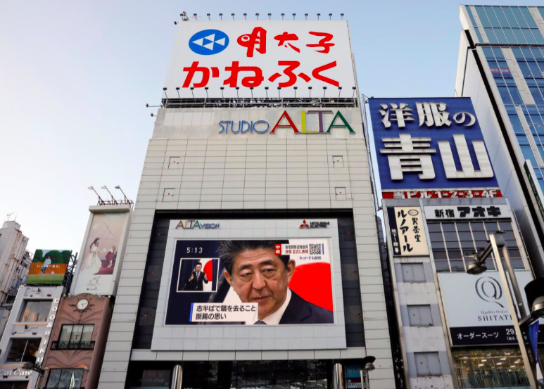 Một màn hình ở thủ đô Tokyo, Nhật Bản, chiếu cuộc họp báo thông báo từ chức của ông Abe. (Ảnh: Reuters)