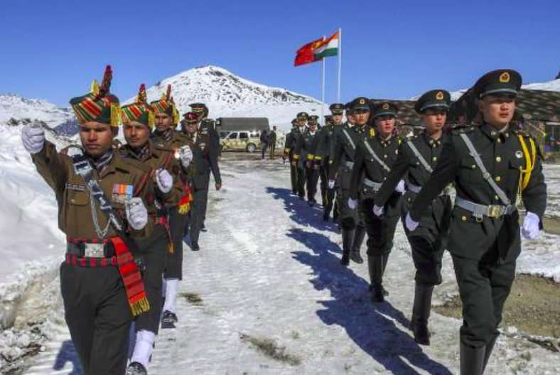 Binh lính Ấn Độ và Trung Quốc tuần tra dọc đường phân chia trên vùng núi Himalaya