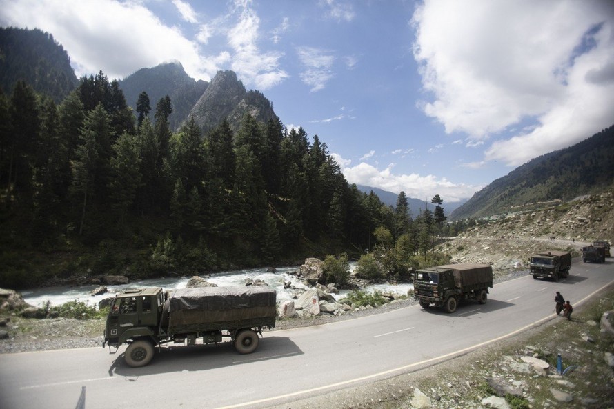 Một đoàn xe quân sự Ấn Độ di chuyển trên đường Srinagar-Ladakh ngày 1/9. (Ảnh: Reuters)