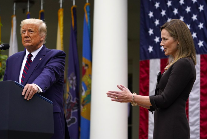 Bà Amy Coney Barret đứng cạnh Tổng thống Trump trong lễ đề cử tại Nhà Trắng. (Ảnh: AP)