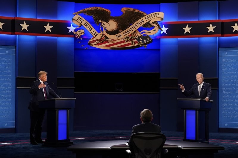 Hai ông Trump và Biden trong cuộc tranh luận trực tiếp tối 29/9. (Ảnh: AP)