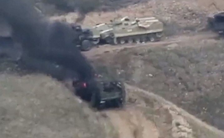Xe bọc thép bốc cháy ở vùng chiến sự Karabakh
