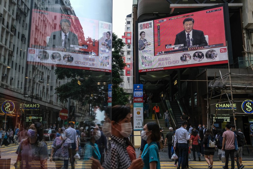 Một màn hình công cộng ở Hong Kong chiếu hình ảnh phát biểu của ông Tập Cận Bình. (Ảnh: Bloomberg)