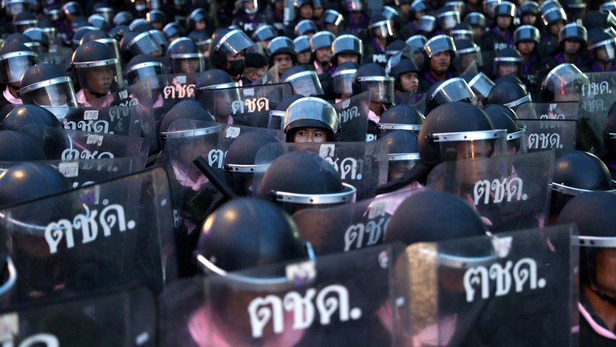 Lực lượng cảnh sát Thái Lan xuống đường đối phó với người biểu tình ngày 15/10. (Ảnh: Reuters)