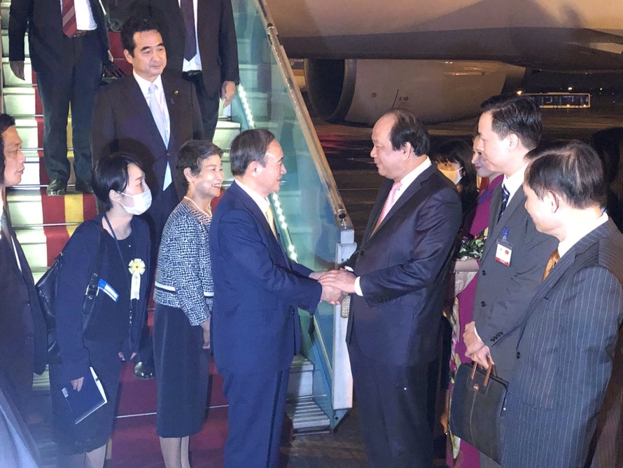 Thủ tướng Nhật Bản Suga Yoshihide và Phu nhân đáp xuống sân bay Nội Bài. (Ảnh: Nhật Minh)