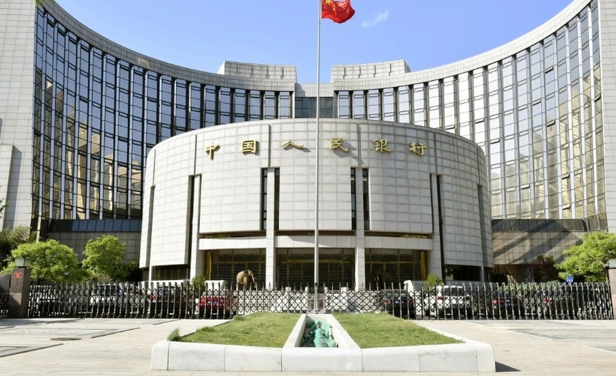 Trước trụ sở Ngân hàng trung ương Trung Quốc. (Ảnh: Kyodo)