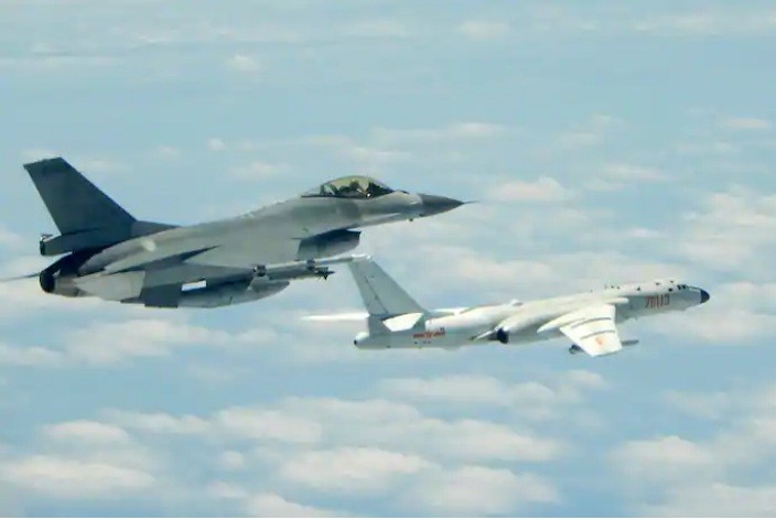 Máy bay quân sự Đài Loan (trái) bay sát một máy bay ném bom H6-K của Trung Quốc đại lục trên vùng trời phía nam Đài Nam hồi tháng 5/2018. (Ảnh: AP)