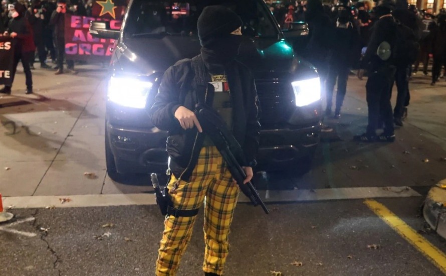 Một người biểu tình Mỹ mang theo súng hôm 4/10. (Ảnh: Reuters)