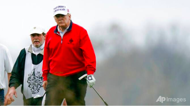 Ông Trump chơi golf ở Virginia hôm 21/11. (Ảnh: AP)