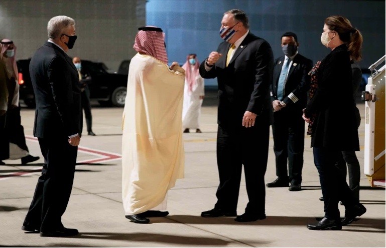Ngoại trưởng Mỹ Mike Pompeo đến sân bay Neom của Ả-rập Xê-út ngày 22/11. (Ảnh: AP)