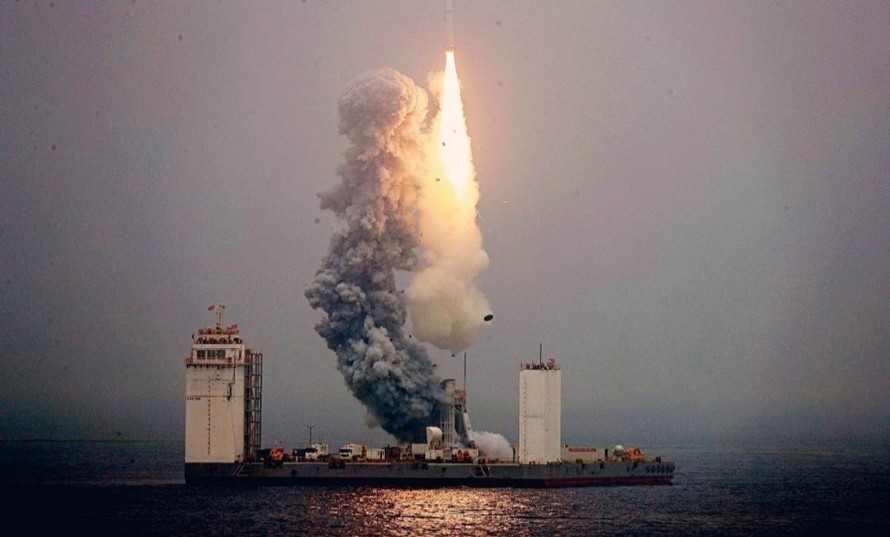 Tên lửa Trường Chinh 11 được phóng từ giàn khoan di động trên Hoàng Hải vào 6/2019. (Ảnh: Reuters)