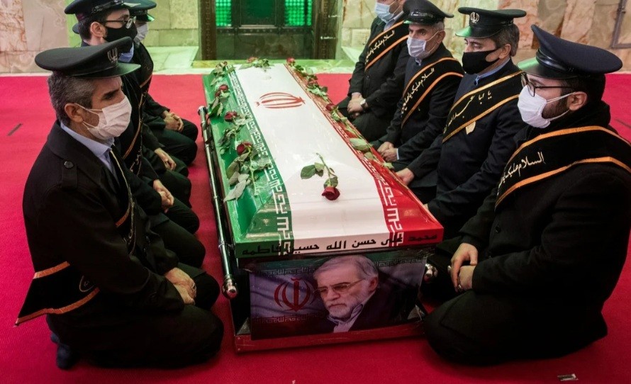 Lễ tang nhà khoa học hạt nhân Iran Mohsen Fakhrizadeh. (Ảnh: Reuters)