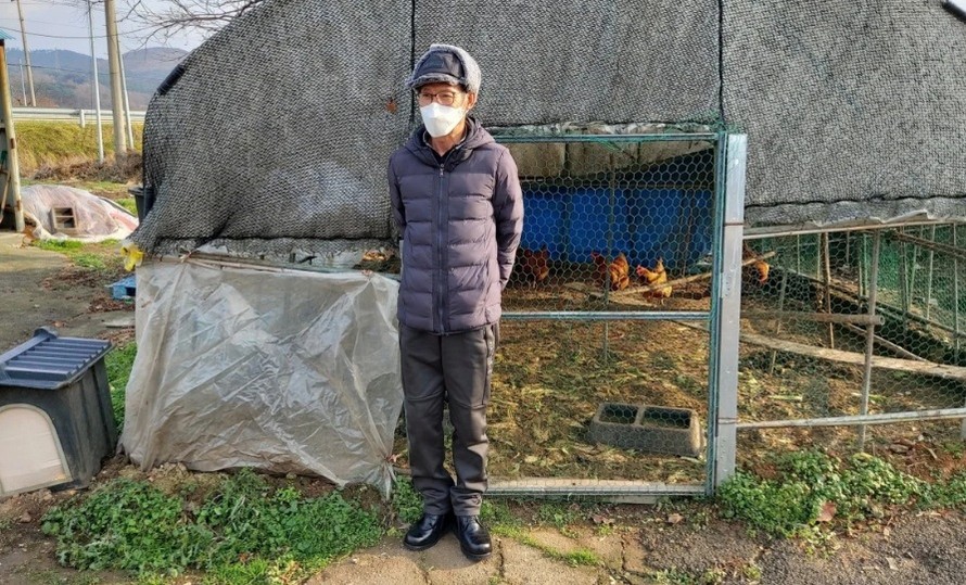 Ông Han đang đứng trong vườn nhà mình ở Seonan, Hàn Quốc. (Ảnh: Park Chan-kyong)