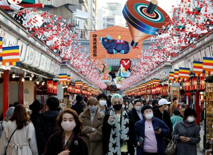 Người dân Tokyo trên một tuyến phố được trang trí lộng lẫy trước Giáng sinh và năm mới hôm 18/12. (Ảnh: Reuters)