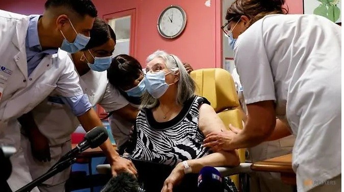 Một cụ bà ở Pháp được tiêm phòng vắc-xin COVID-19. (Ảnh: Reuters)