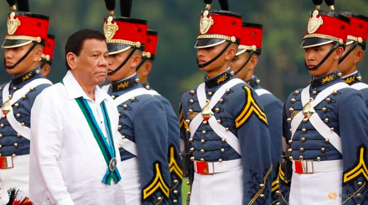 Tổng thống Philippines Rodrigo Duterte đi qua đội cận vệ. (Ảnh: Reuters)