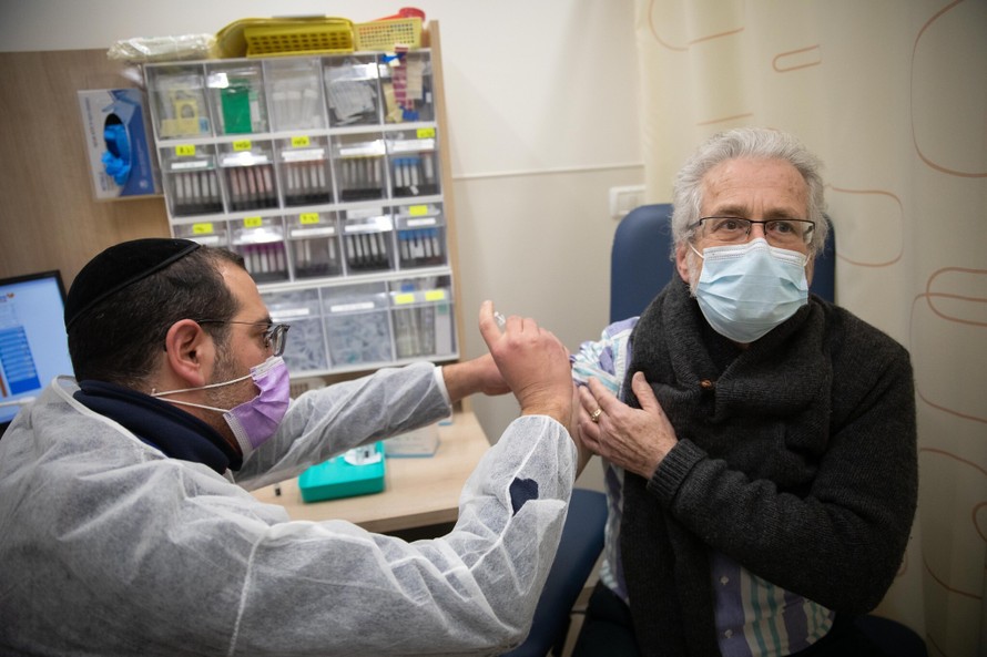 Một người dân Israel được tiêm phòng vắc-xin COVID-19 hôm 30/12. (Ảnh: Times of Israel)