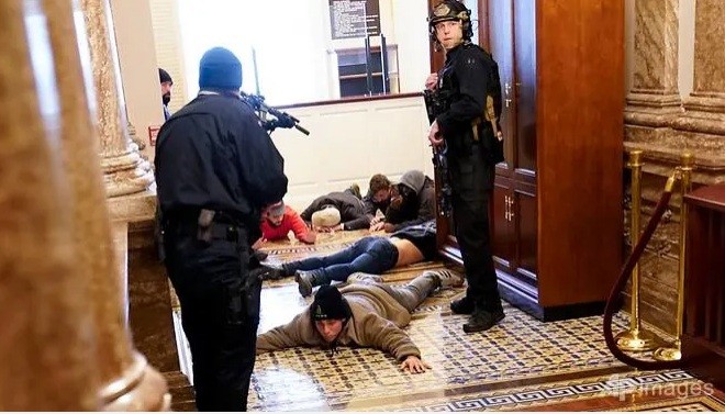 Người biểu tình xông vào trụ sở Quốc hội Mỹ bị khống chế. (Ảnh: AP)
