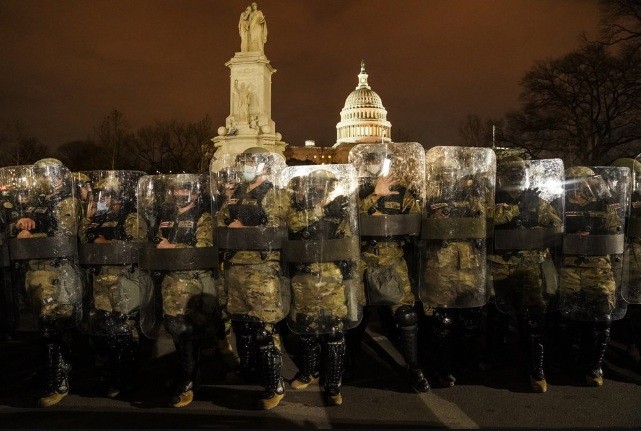Lực lượng vệ binh bảo vệ khu vực trước Quốc hội Mỹ. (Ảnh: AP)