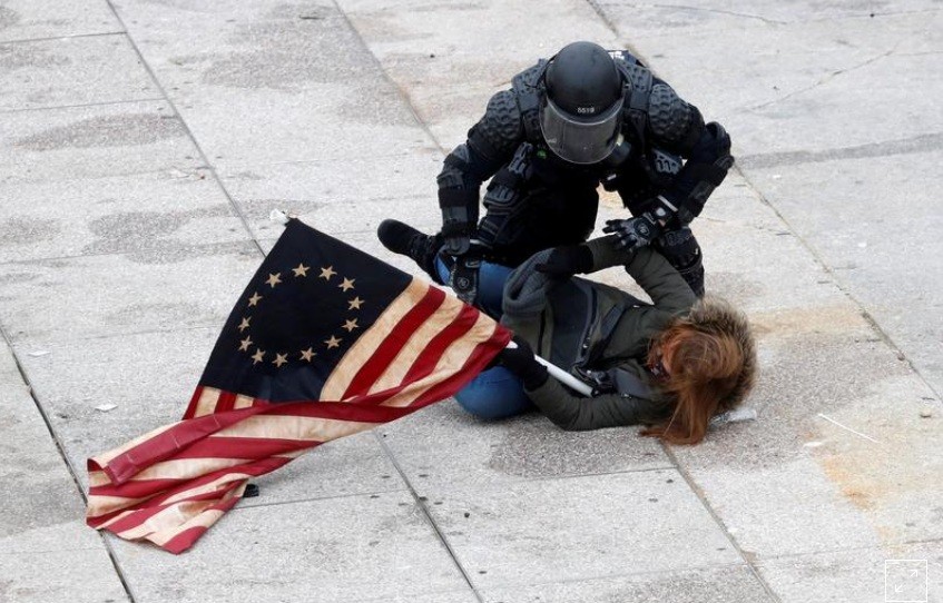 Một người biểu tình bị cảnh sát khống chế trong sân Quốc hội Mỹ. (Ảnh: Reuters)