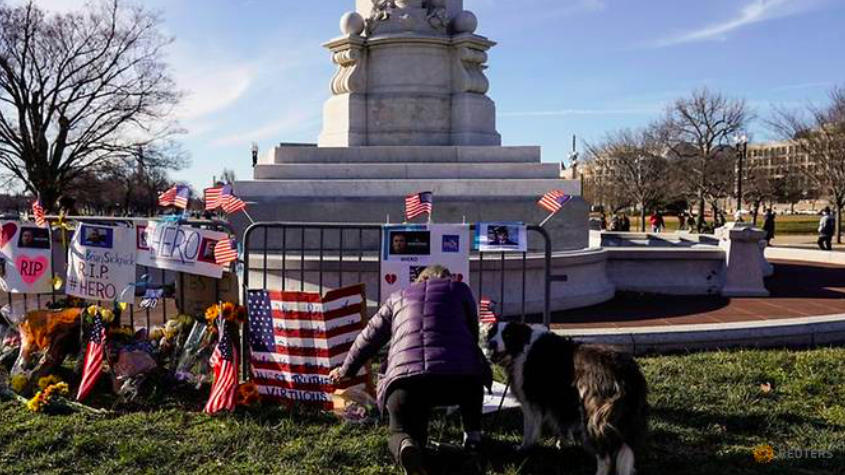 Một phụ nữ tưởng niệm người cảnh sát thiệt mạng trong vụ người biểu tình cực đoan phá phách Quốc hội Mỹ. (Ảnh: Reuters) 