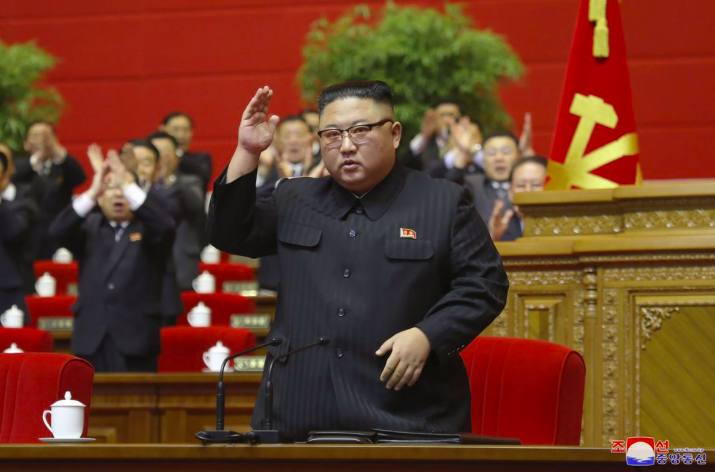 Ông Kim Jong Un nhận được tràng pháo tay lớn sau phát biểu bế mạc đại hội đảng. (Ảnh: KCNA)