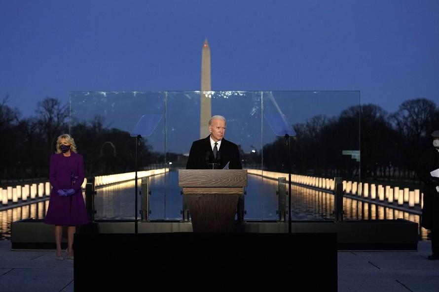 Ông Biden phát biểu trước tượng đài Lincoln ngày 19/1. (Ảnh: AP)