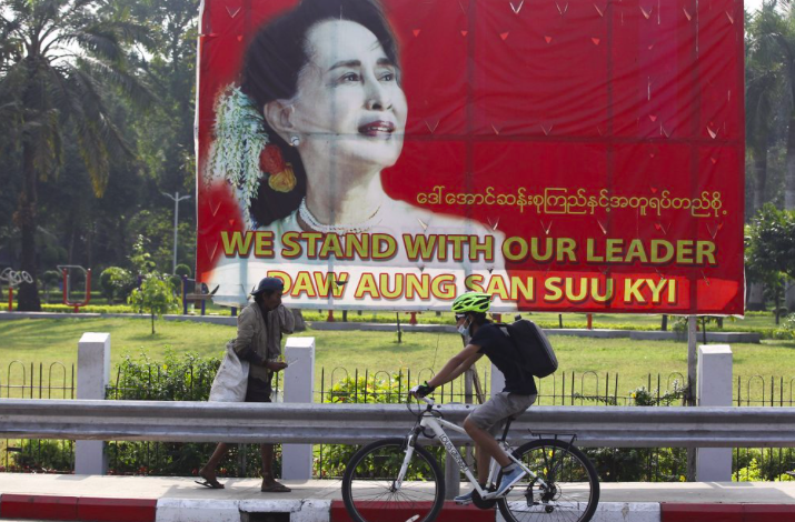 Một áp-phích in chân dung bà Aung San Suu Kyi ở Yangon. (Ảnh: AP)