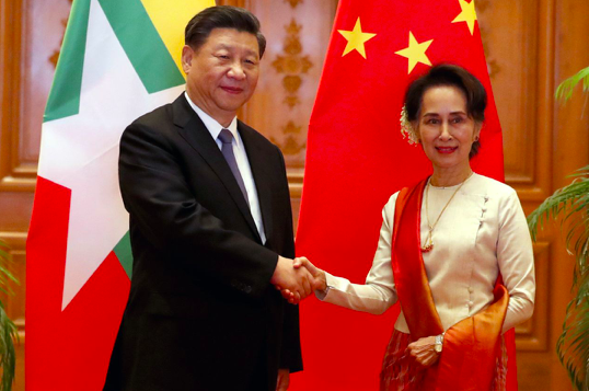 Cố vấn nhà nước Myanmar Aung San Suu Kyi tiếp đón Chủ tịch Trung Quốc Tập Cận Bình trong chuyến thăm đầu năm 2020. (Ảnh: Shutterstock)